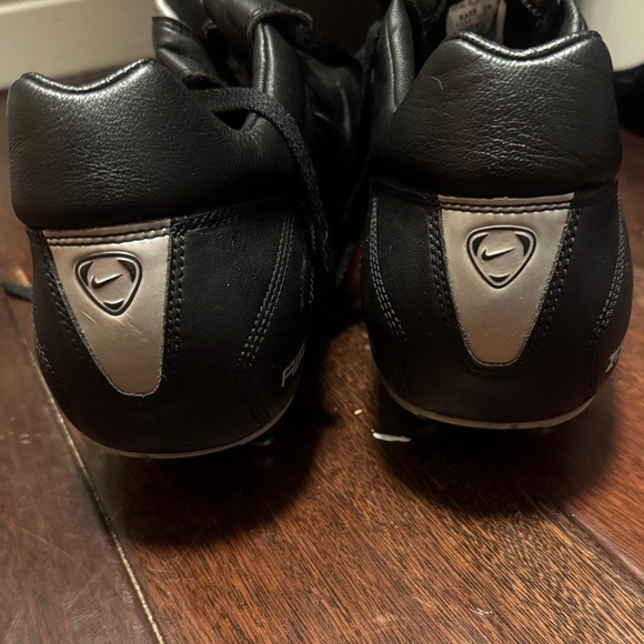 Nike Black and Silver Men's Athletic Shoes - Picture 3 of 9